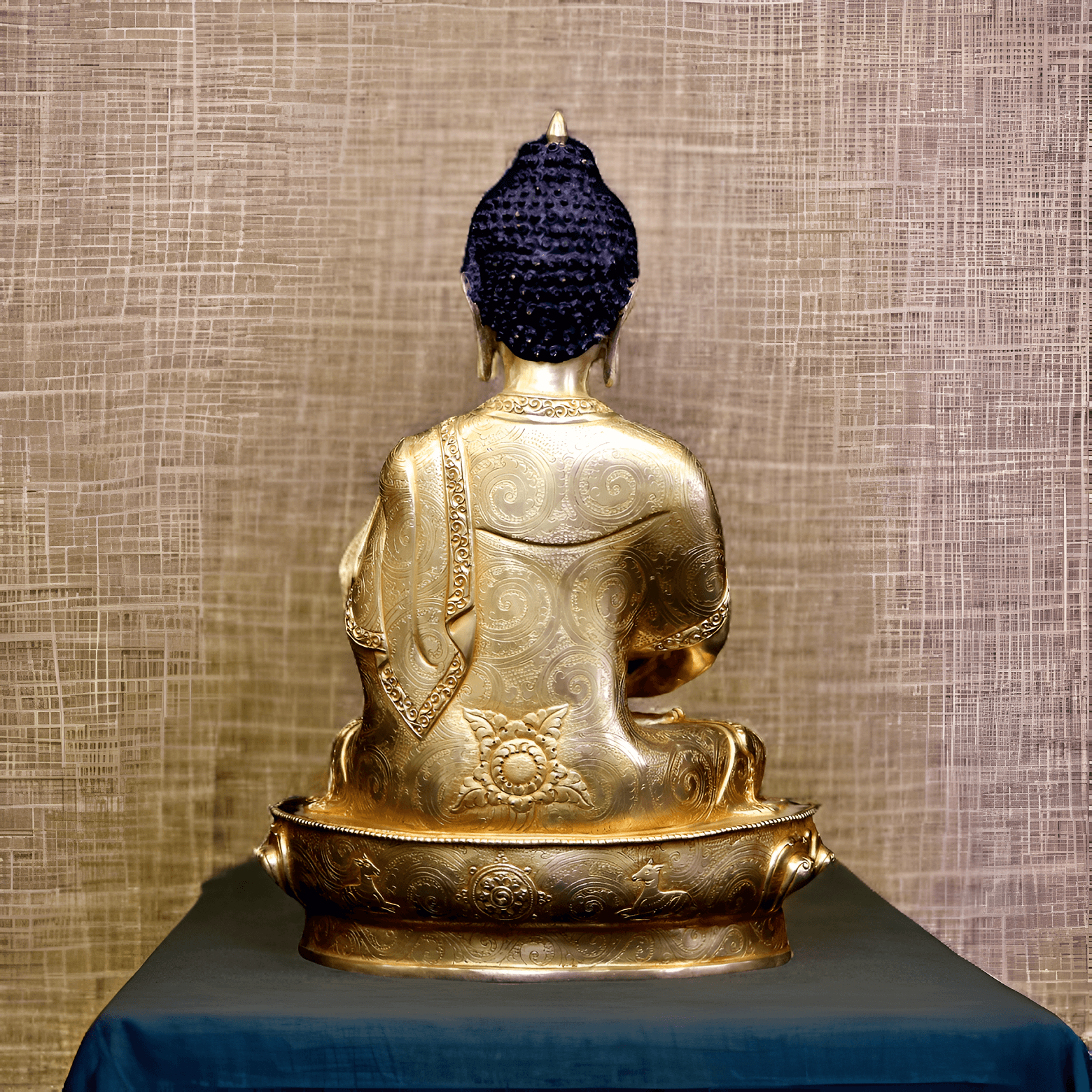 Handgefertigte und vergoldete Amitabha-Buddha-Statue (34 cm) auf einem Sockel, von hinten.