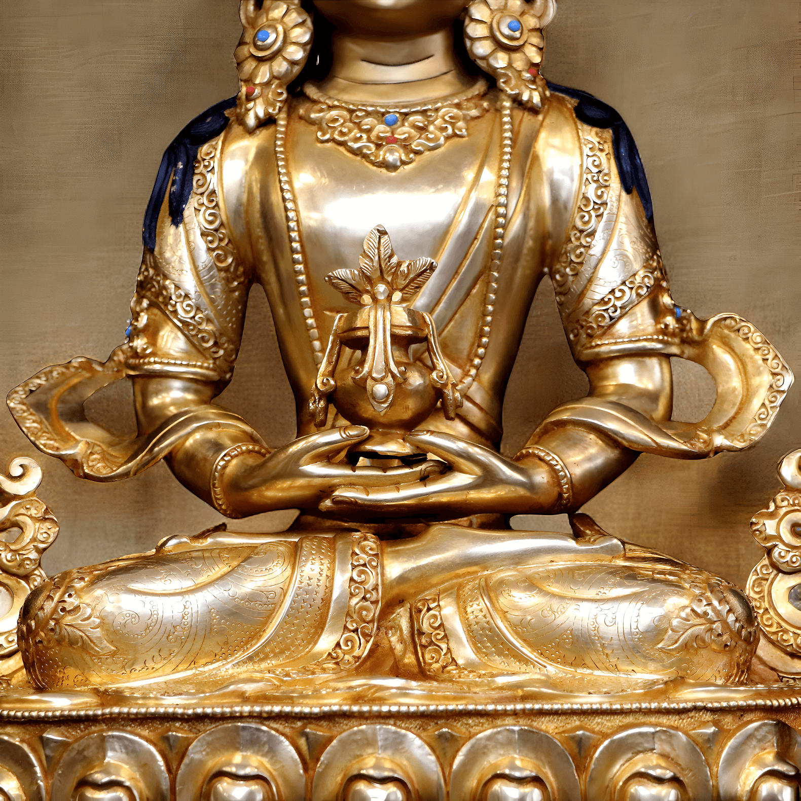 Nahaufnahme des Körpers einer handgefertigten, vergoldeten Amitayus-Buddha-Statue (34 cm).