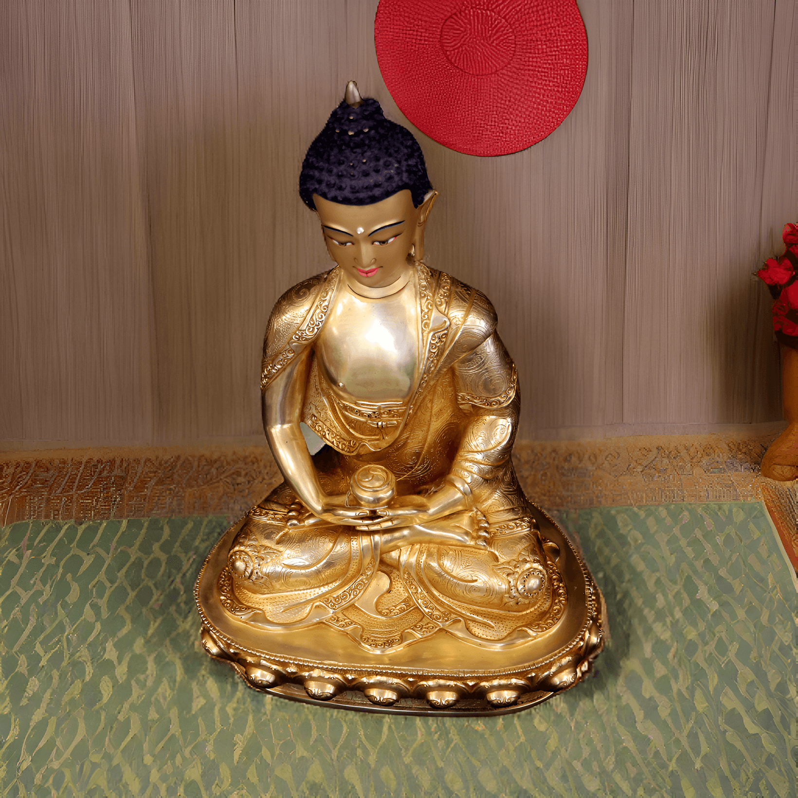 Handgefertigte und vergoldete Amitabha-Buddha-Statue (34 cm) auf einem Tisch von oben.