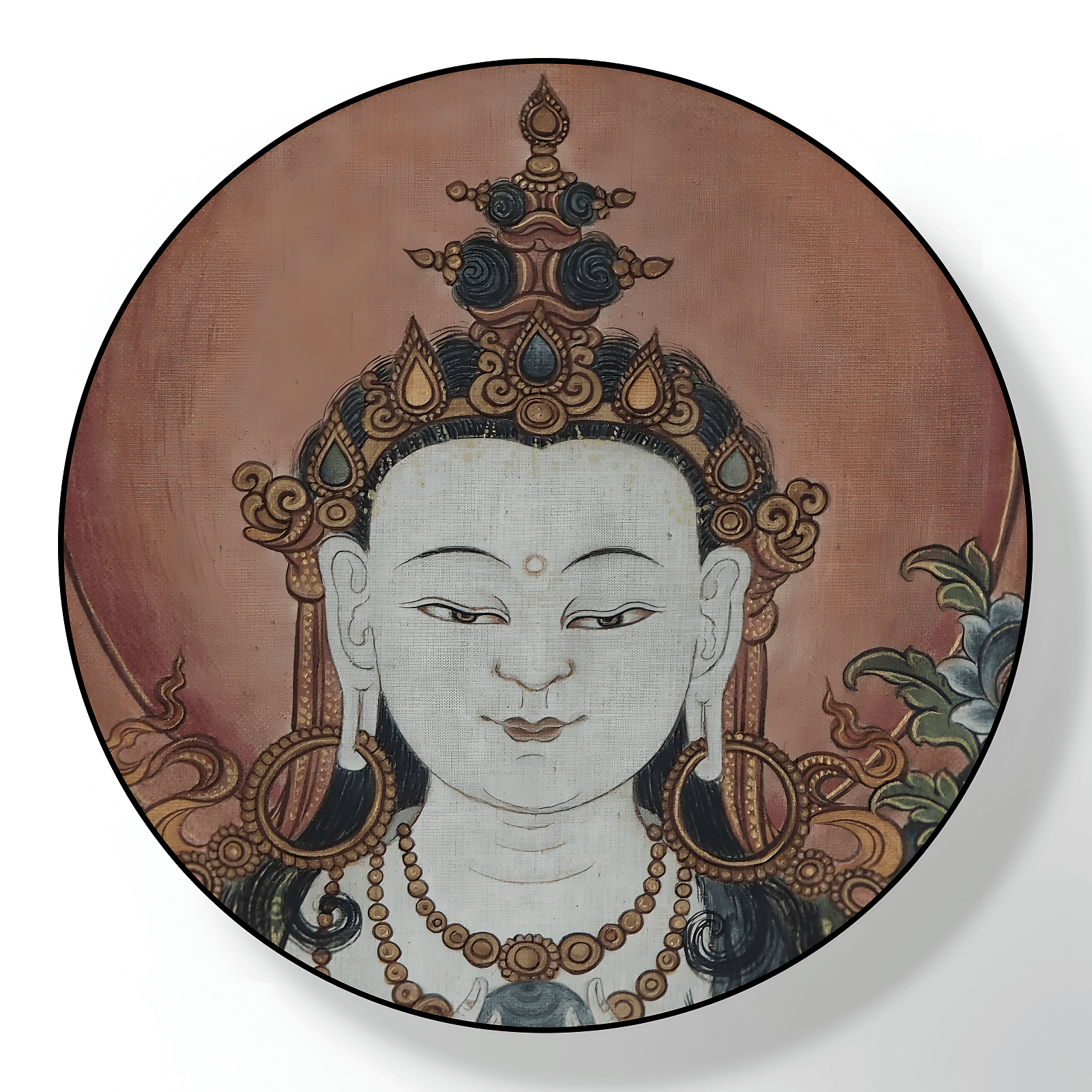 Das friedliche Gesicht von Avalokiteshvara: Handgemaltes Thangka mit Seidenbrokat und natürlichen Mineralpigmenten.