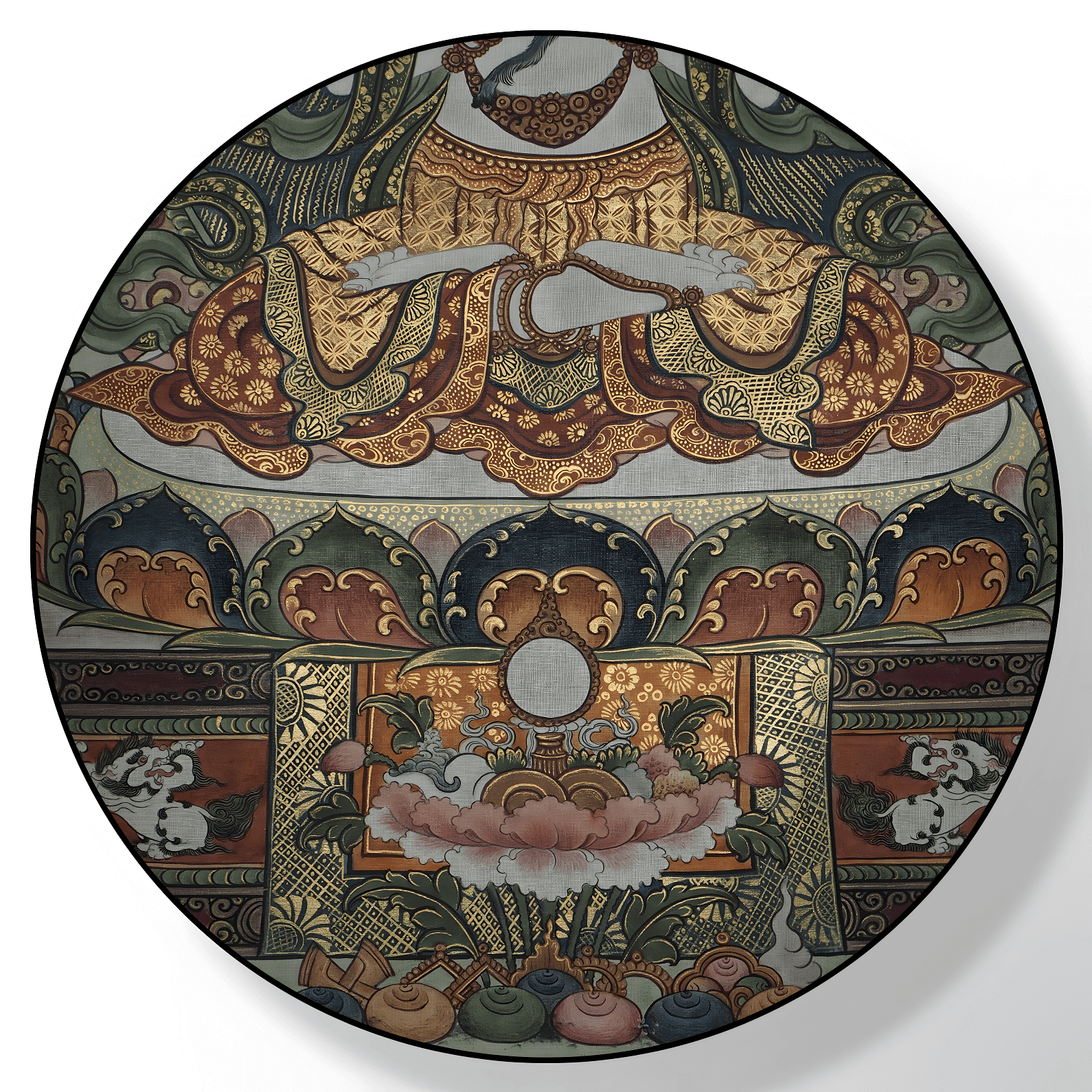 Nahaufnahme: Avalokiteshvaras Beine, Füße und Bekleidung im Thangka-Gemälde.