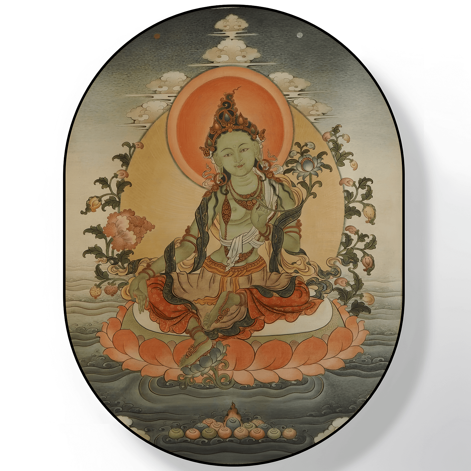 Grüne Tara, Nahaufnahme - Handgemaltes Thangka aus Bhutan, auf Linien und mit Mineralpigmenten. Die Thangka zeigt Tara im sitzt in der Lalitasana-Pose auf einer Lotusblüte. Sie ist umgeben von Schutzsymbolen. Handgemaltes Thangka aus Bhutan auf Linien mit natürlichen Mineralpigmenten.