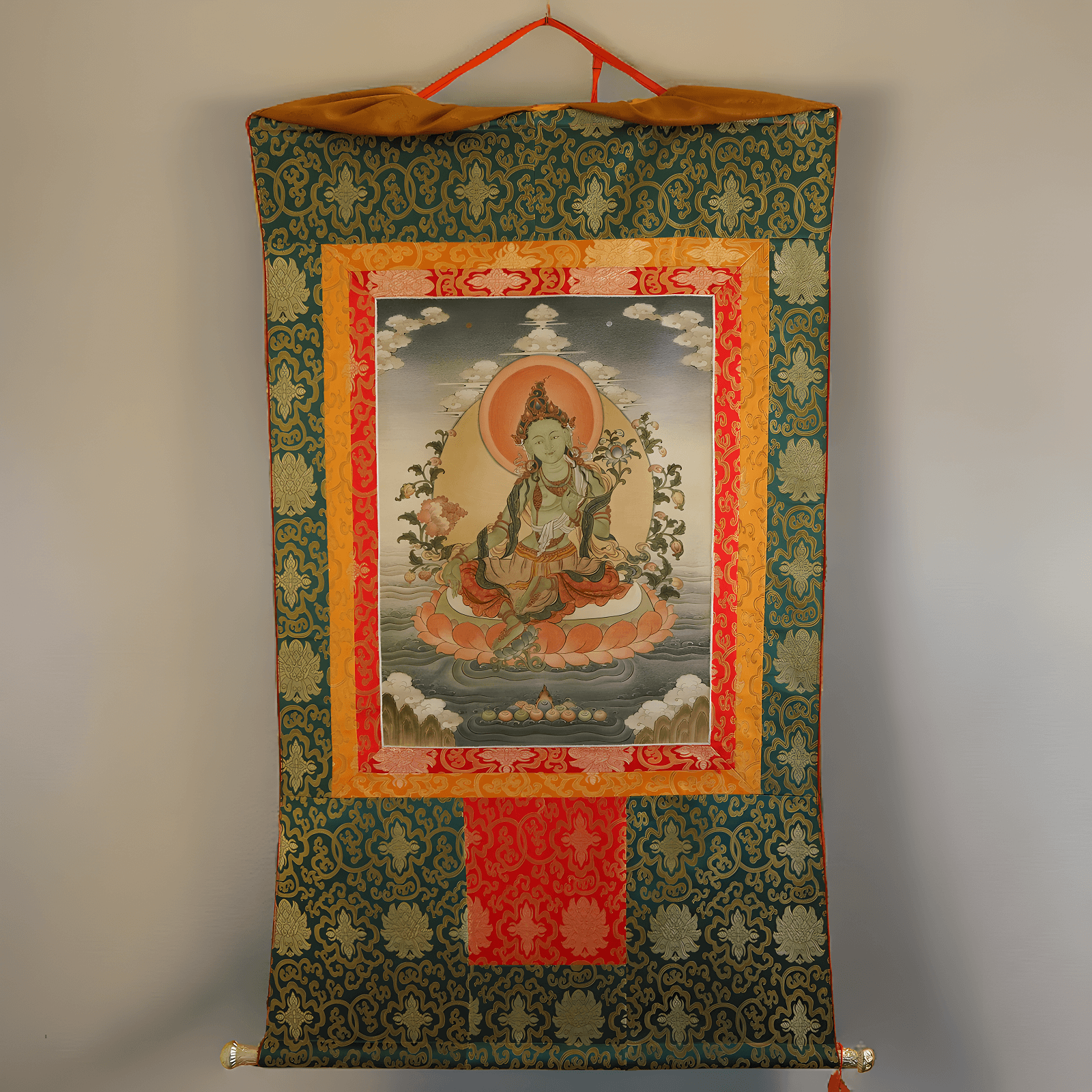 Grüne Tara, Shyama Tara - Symbol für weibliche Weisheit und Mitgefühl. Handgemaltes Thangka aus Bhutan mit Seidenbrokat und natürlichen Mineralpigmenten.