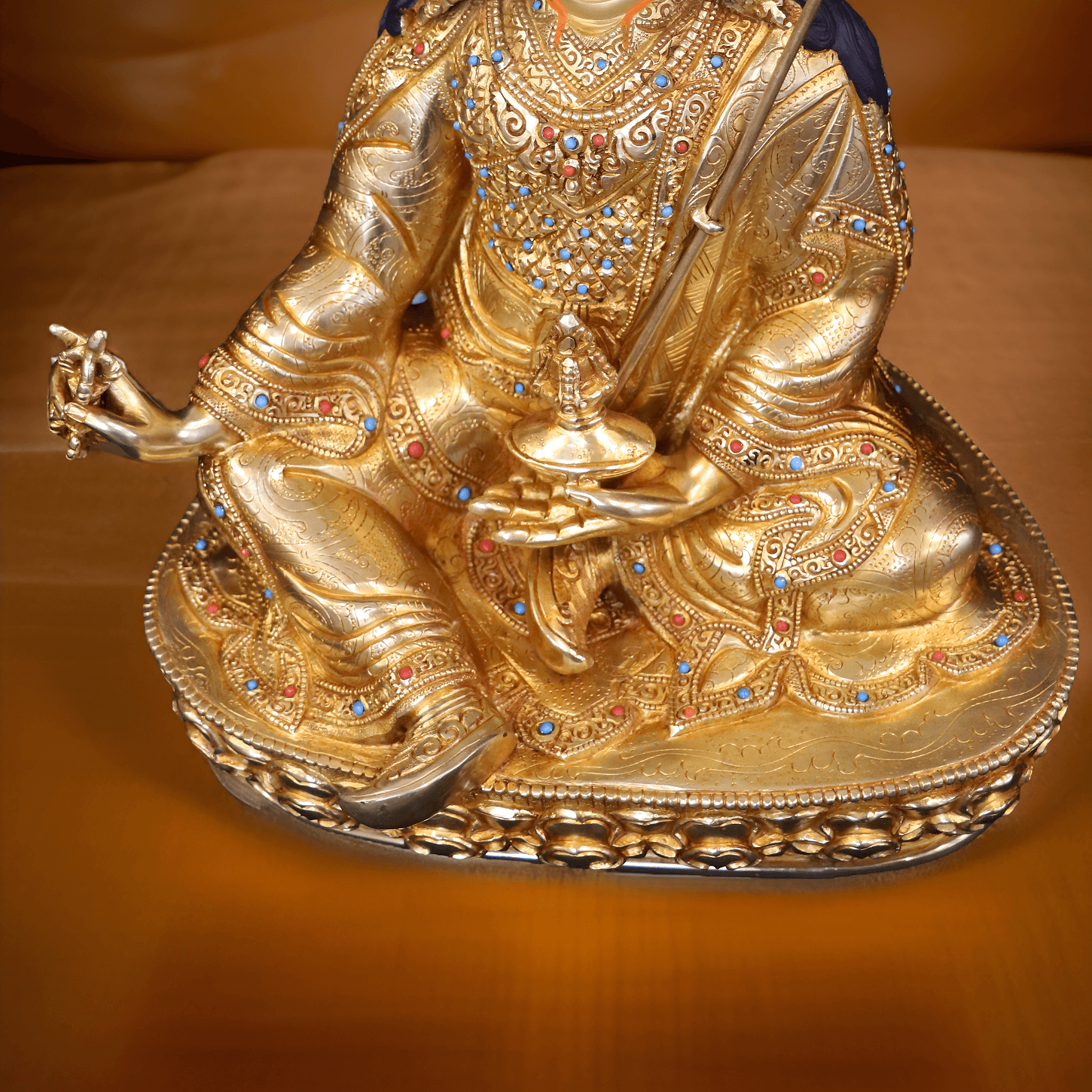 Handgefertigte und vergoldete Guru Rinpoche Statue (34 cm) von oben.