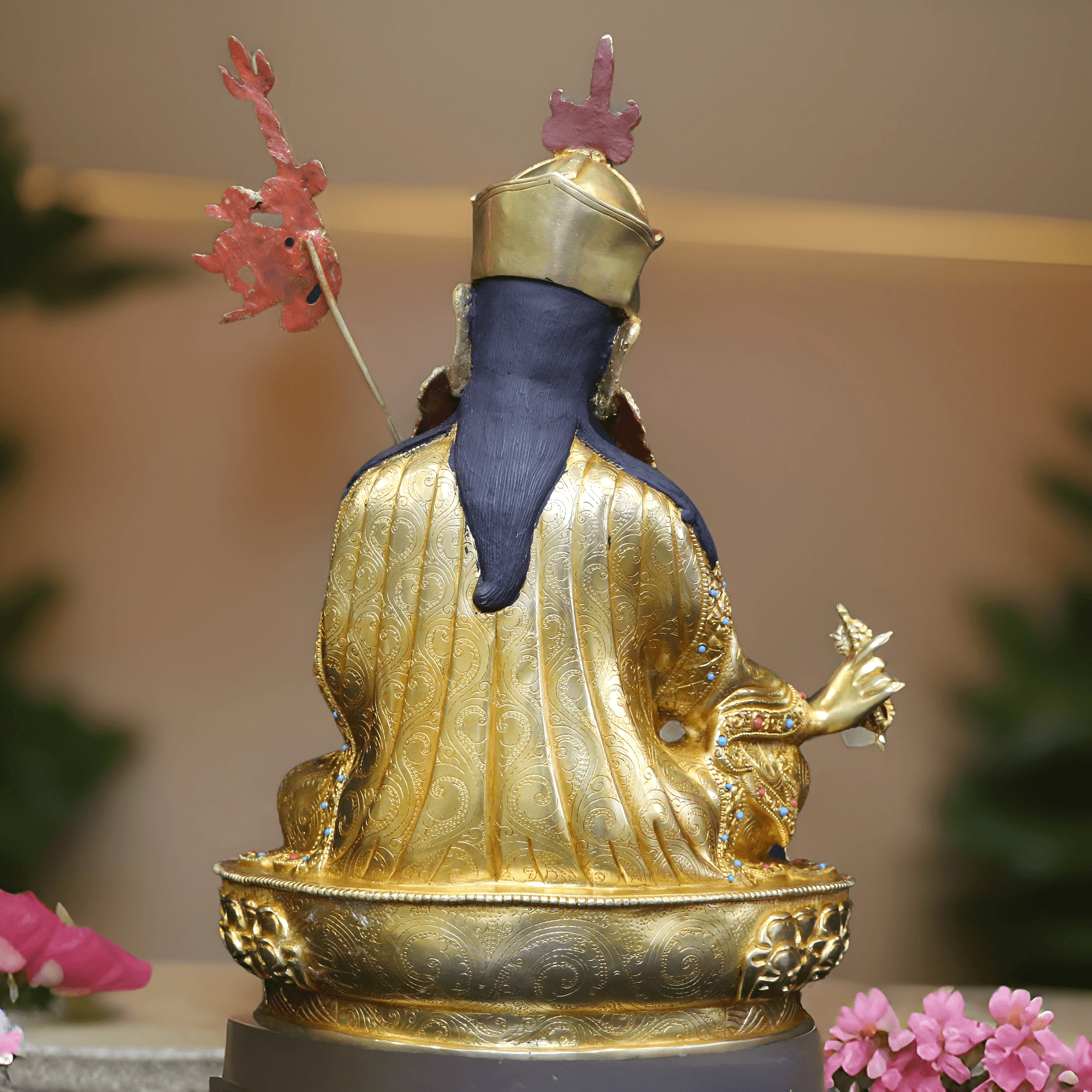 Handgefertigte und vergoldete Guru Rinpoche Statue (34 cm) auf einem Altar, von hinten.