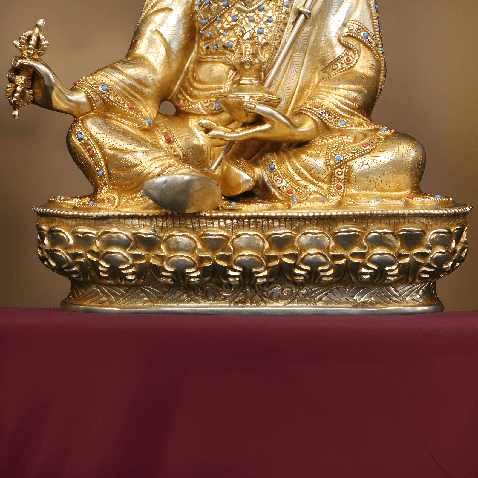 Nahaufnahme des Körpers einer handgefertigten, vergoldeten Guru Rinpoche Statue (34 cm).