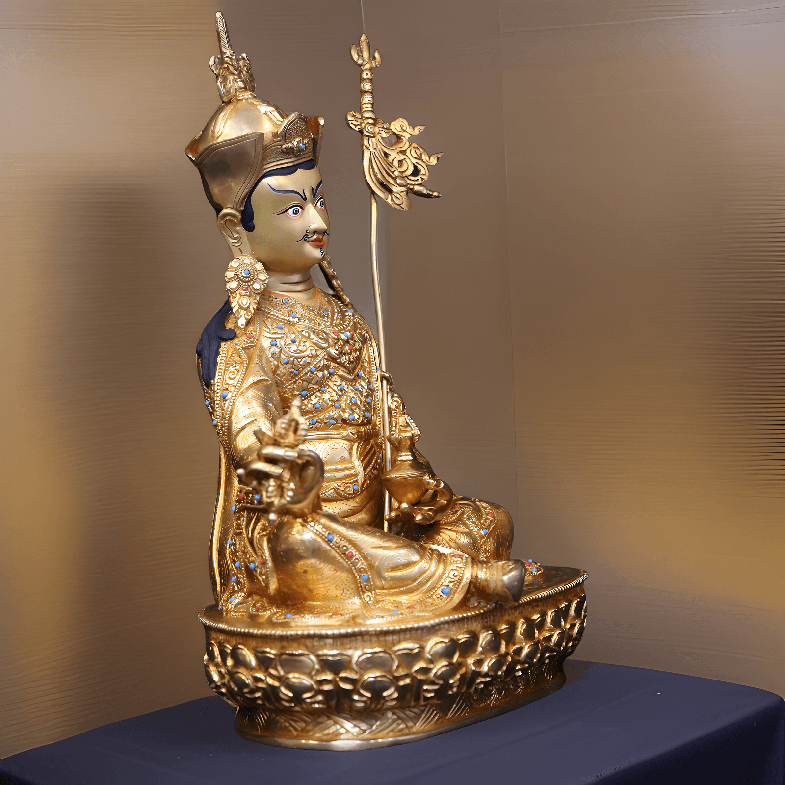 Handgefertigte und vergoldete Guru Rinpoche Statue (34 cm) auf einem Sockel, von der Seite.