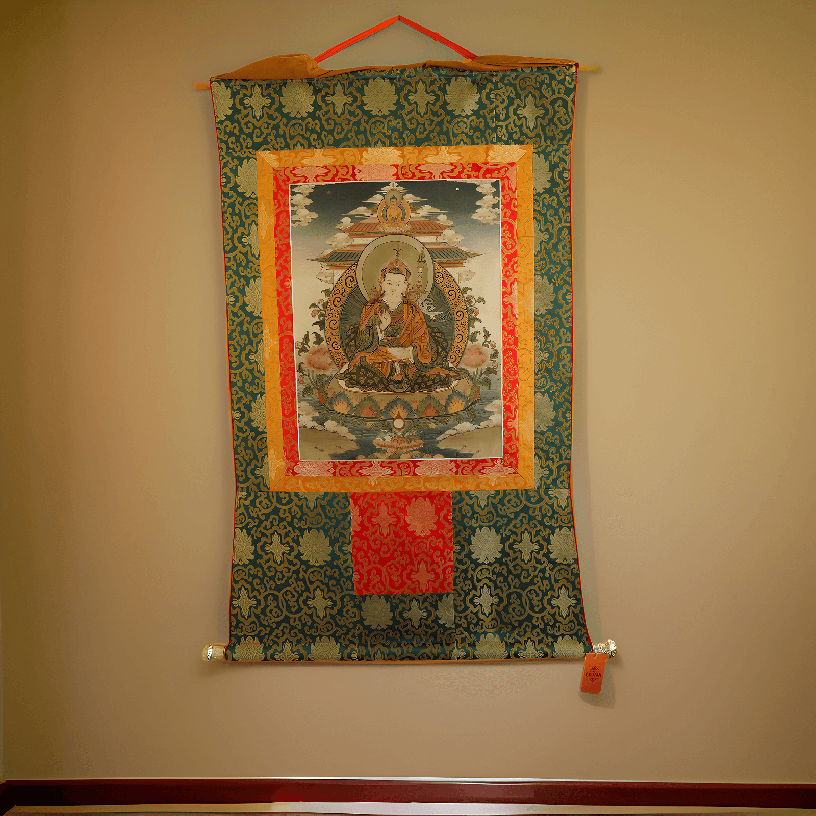 Guru Rinpoche, Padmasambhava - Symbol für Weisheit und Mitgefühl. Handgemaltes Thangka aus Bhutan mit Seidenbrokat und natürlichen Mineralpigmenten.