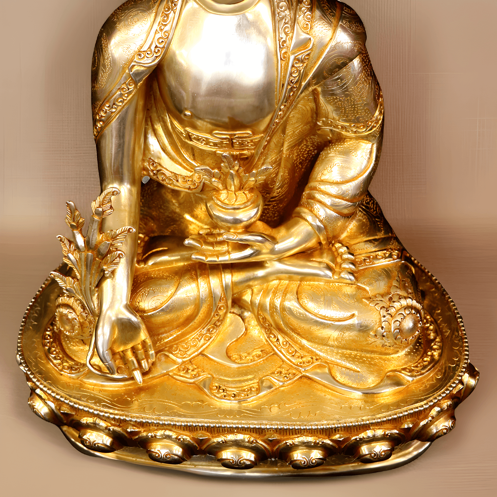 Handgefertigte und vergoldete Medizinbuddha Statue (34 cm) von oben.