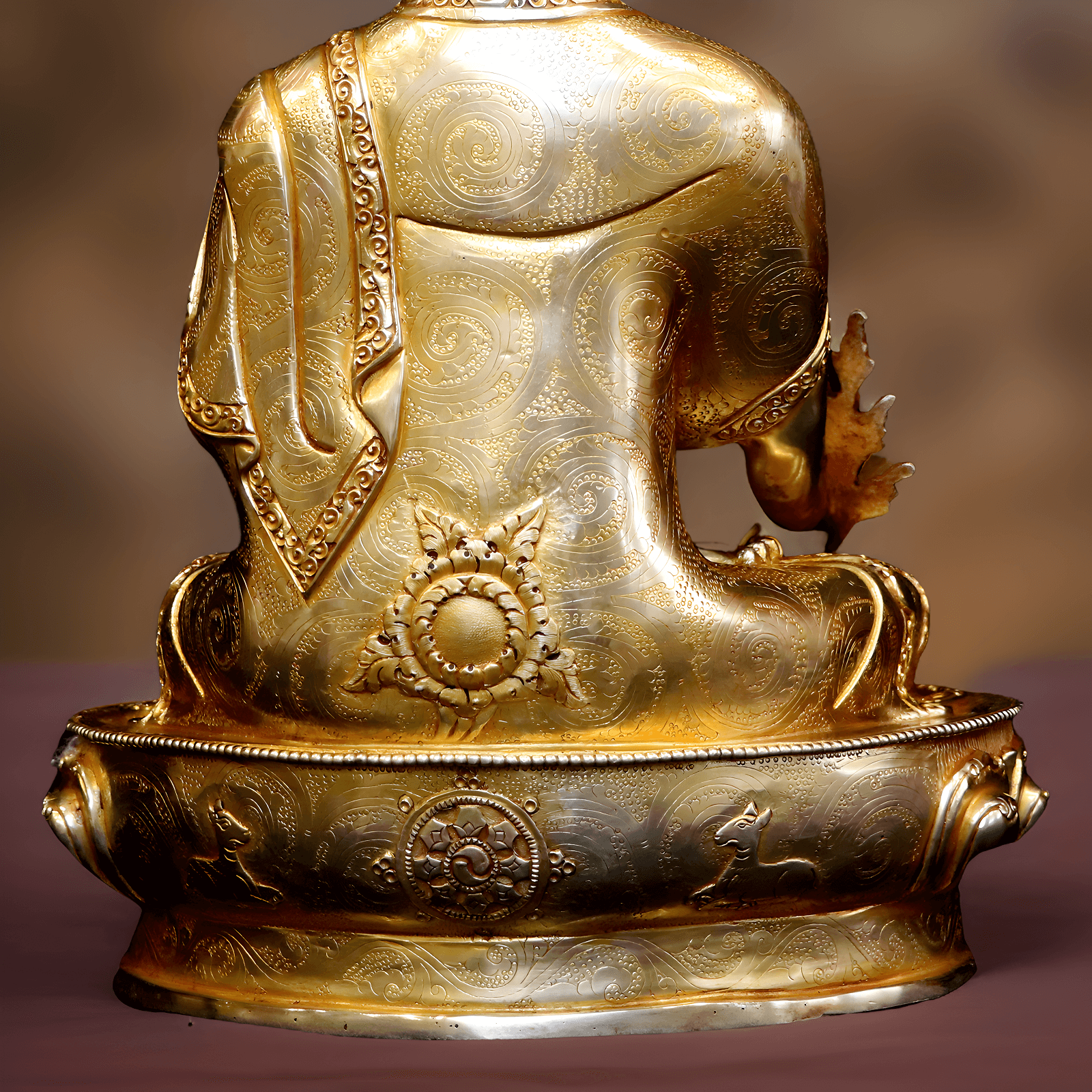 Nahaufnahme der Rückseite einer handgefertigten, vergoldeten Medizinbuddha Statue (34 cm).