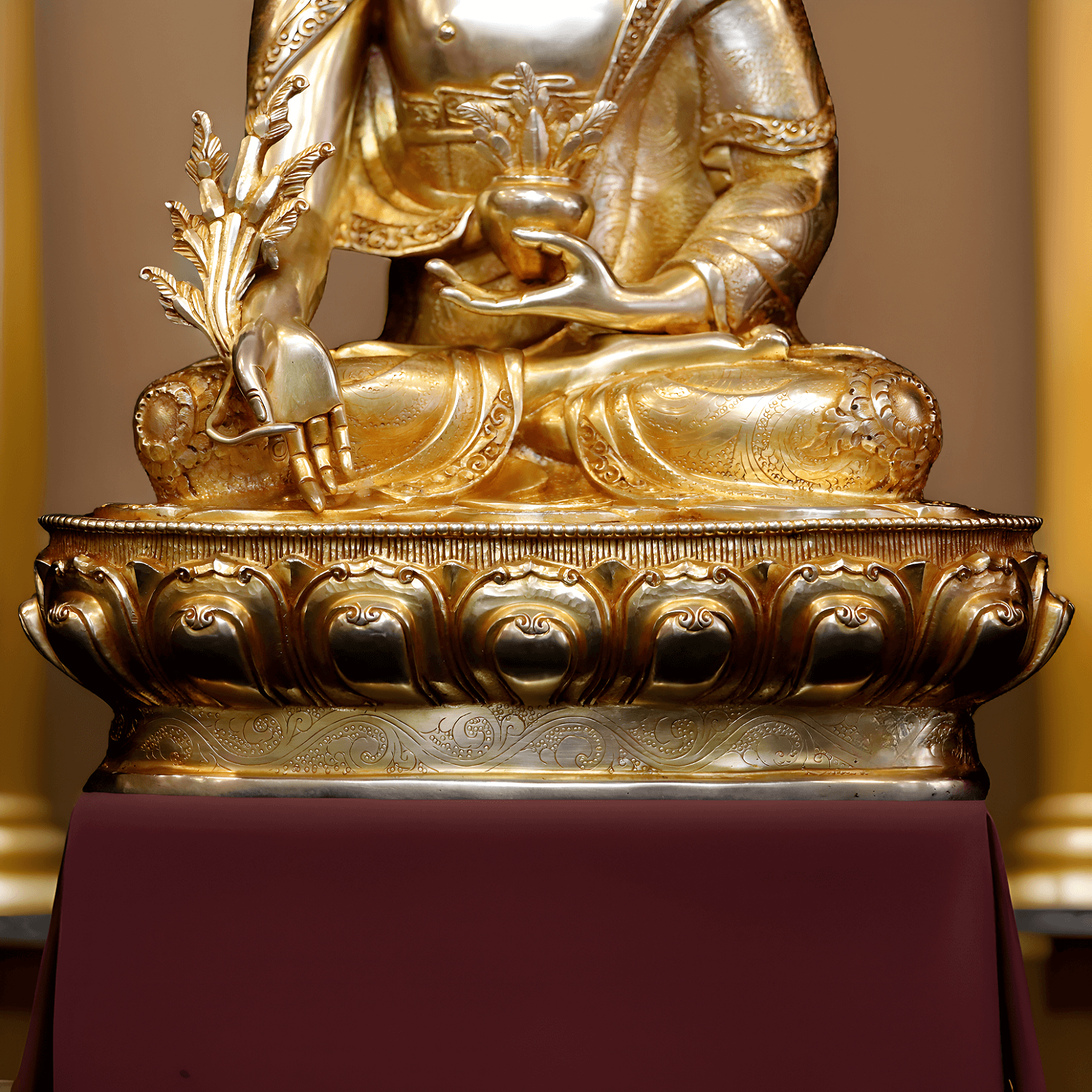 Nahaufnahme des Körpers einer handgefertigten, vergoldeten Medizinbuddha Statue (34 cm).