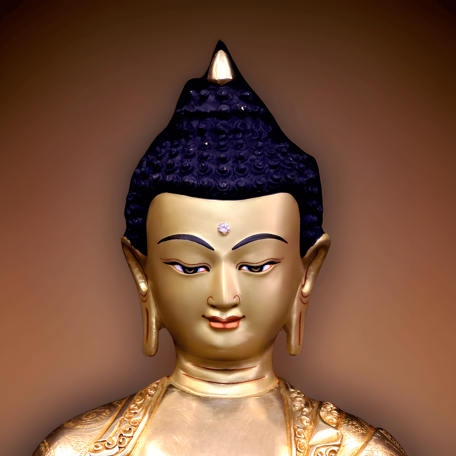 Nahaufnahme des Gesichts einer handbemalten Medizinbuddha Statue (34 cm) mit Goldpigmenten.