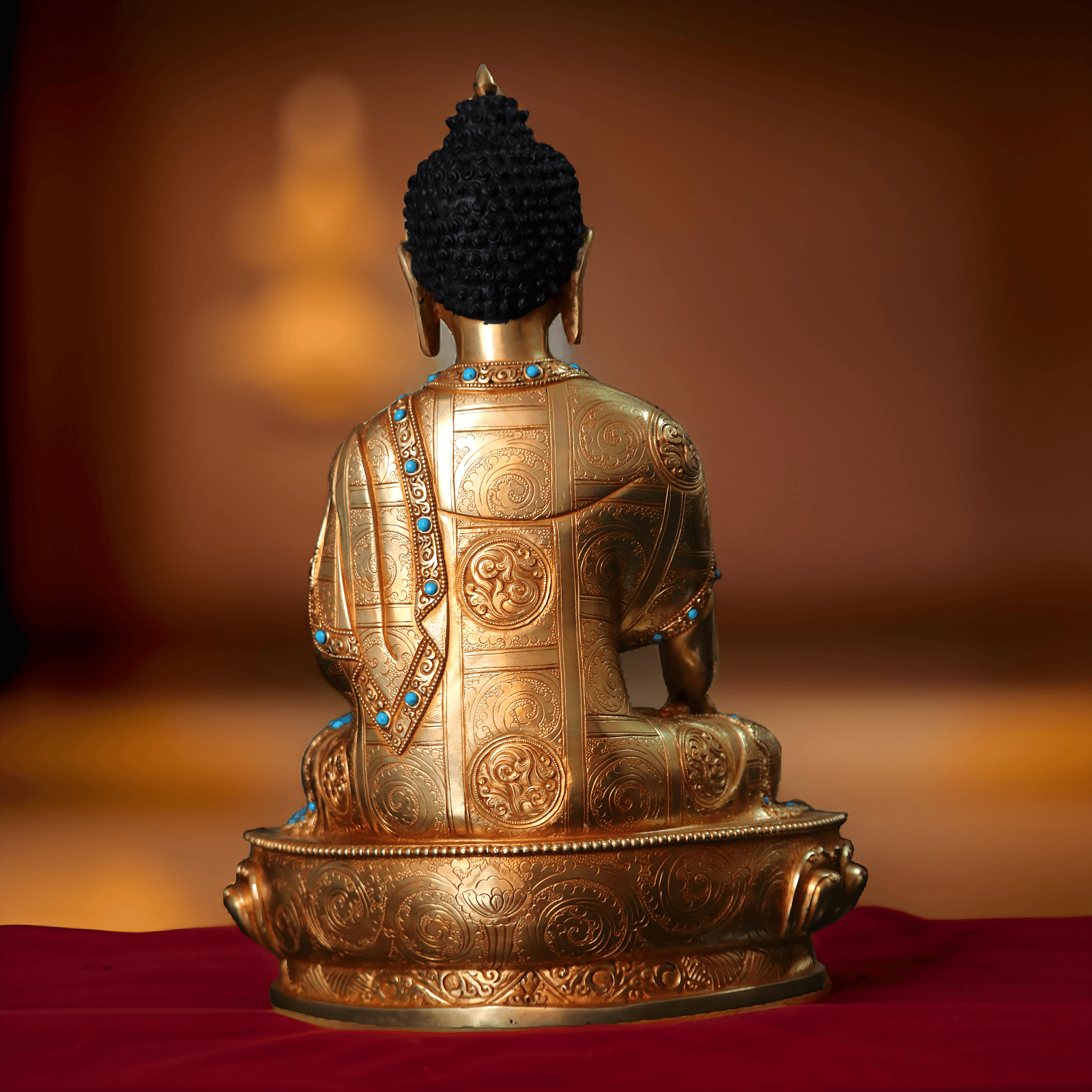 Handgefertigte und vergoldete Shakyamuni Buddha Statue (34 cm) auf einem Altar, von hinten.