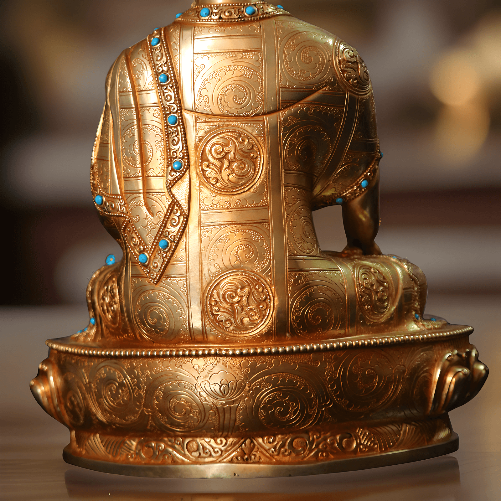 Nahaufnahme der Rückseite einer handgefertigten, vergoldeten Shakyamuni Buddha Statue (34 cm).