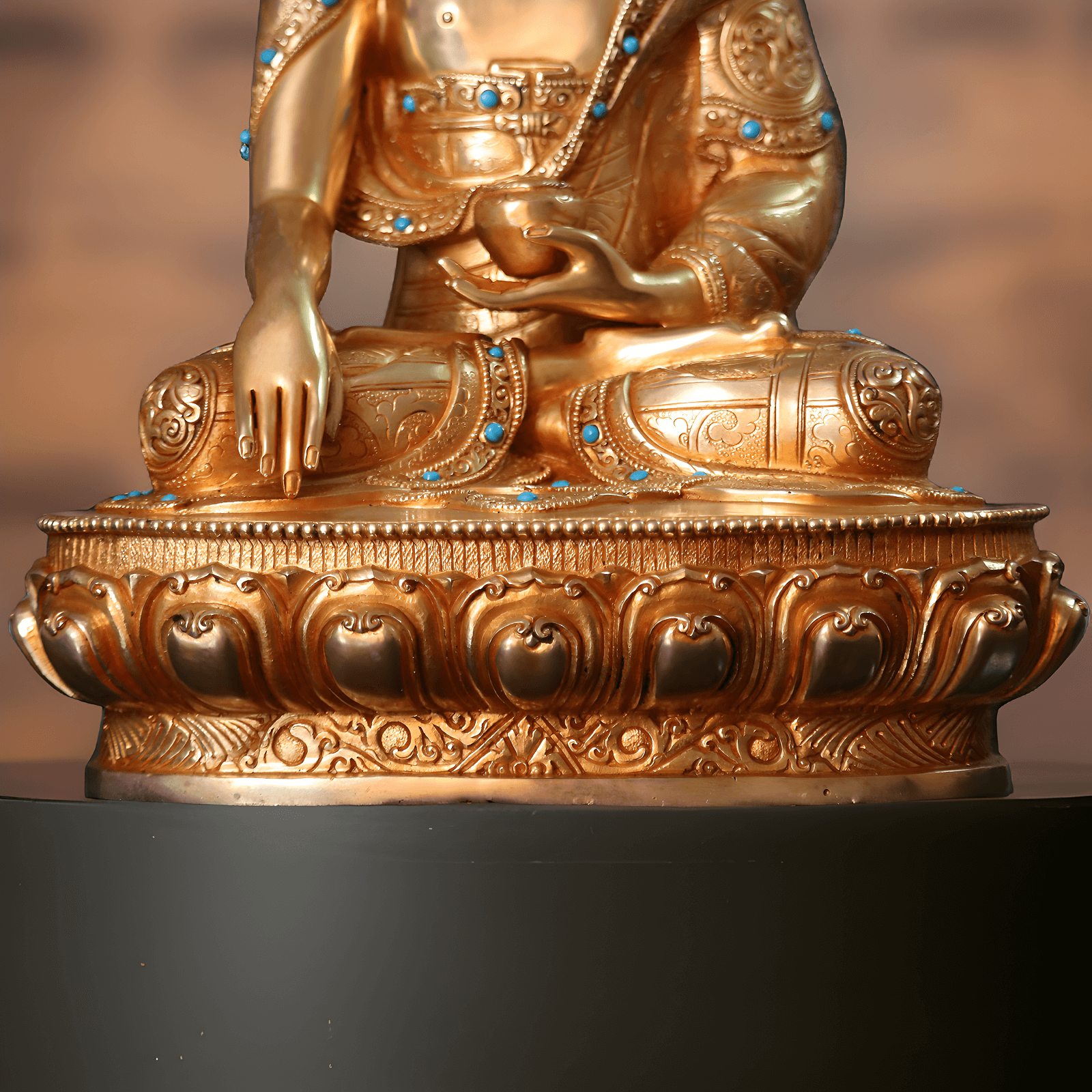 Nahaufnahme des Körpers einer handgefertigten, vergoldeten Shakyamuni Buddha Statue (34 cm).