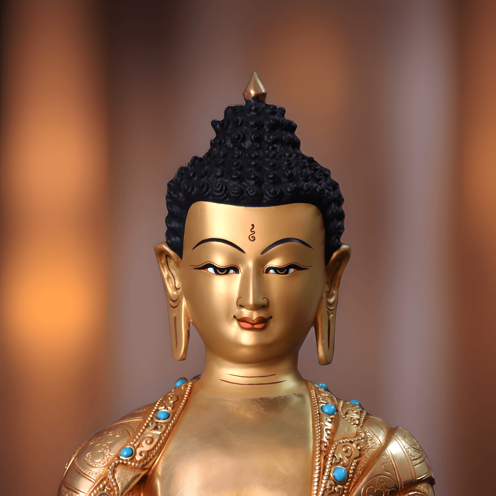 Nahaufnahme des Gesichts einer handbemalten Shakyamuni Buddha Statue (34 cm) mit Goldpigmenten.