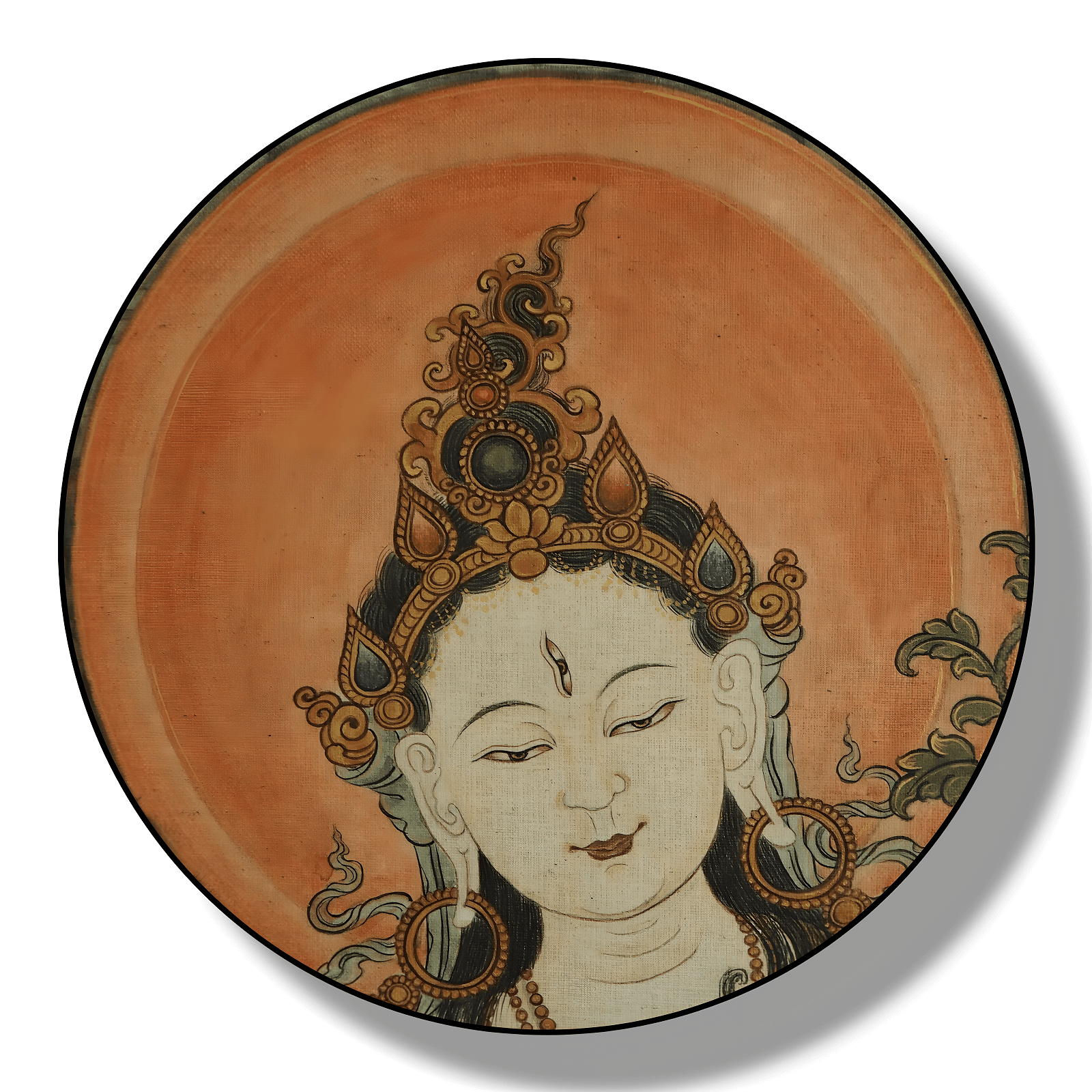 Tara hat ein sanftes und friedliches Gesicht und einem zarten Lächeln, das Mitgefühl und innere Freude ausdrückt. Handgemaltes Thangka aus Bhutan mit natürlichen Mineralpigmenten.