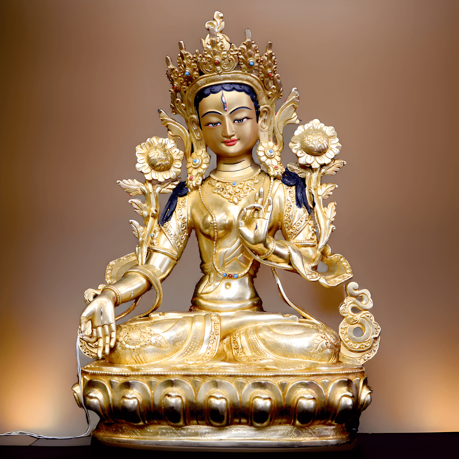 Eine handgefertigte, vergoldete Weiße Tara Statue mit einer Höhe von 34 cm steht auf einem Altar.