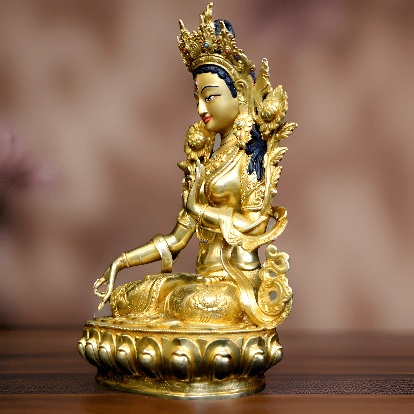 Handgefertigte und vergoldete Weiße Tara Statue (34 cm) auf einem Altar, von der Seite.