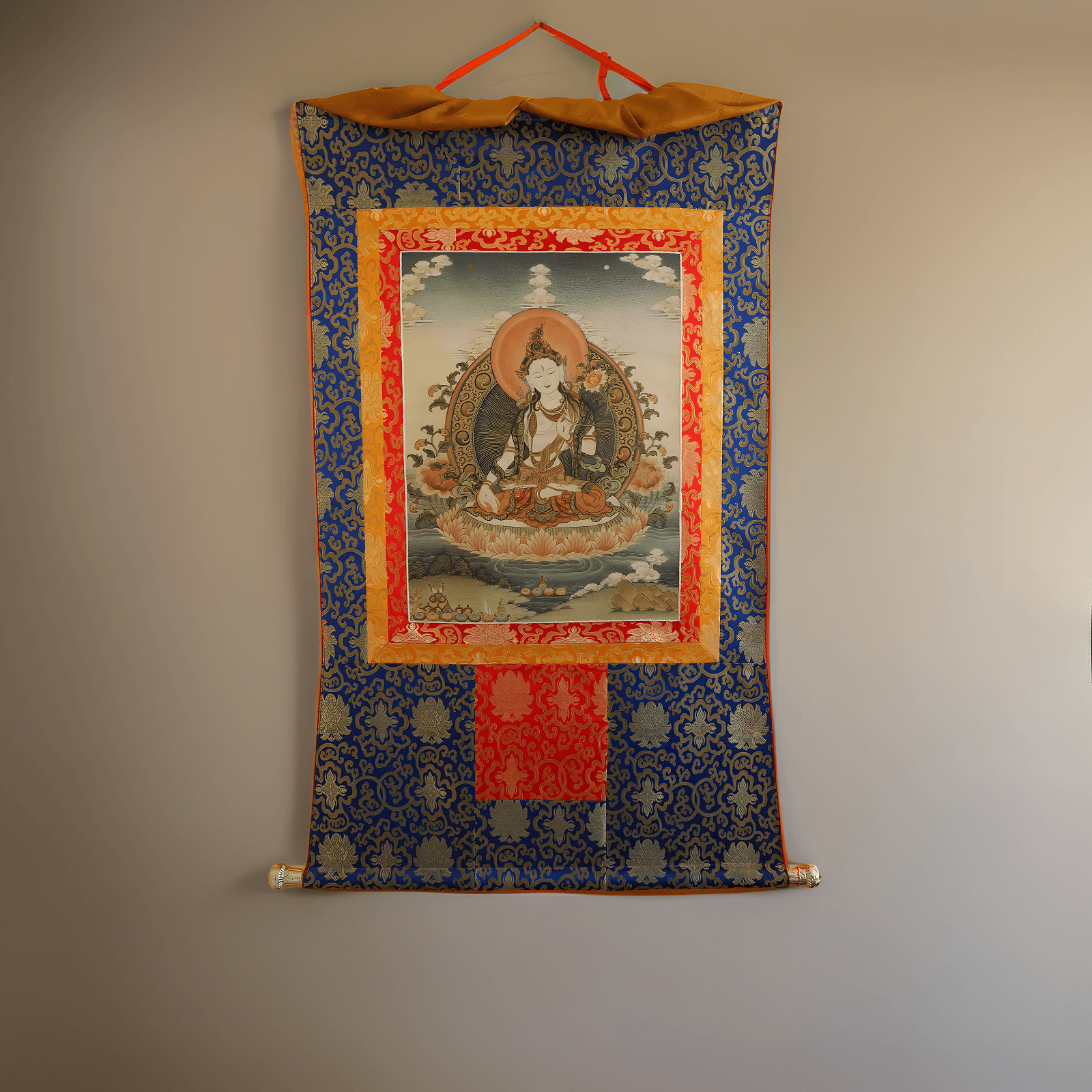 Weiße Tara, Sita Tara - Symbol für Heilung und Erlösung. Handgemaltes Thangka aus Bhutan mit Seidenbrokat und natürlichen Mineralpigmenten.